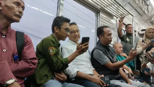 Usai Kampanye di Bogor, Anies Pulang ke Jakarta Bareng Warga Naik KRL