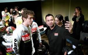 Valentino Rossi Peluk Nagita Slavina, Reaksi Raffi Ahmad Tuai Sorotan