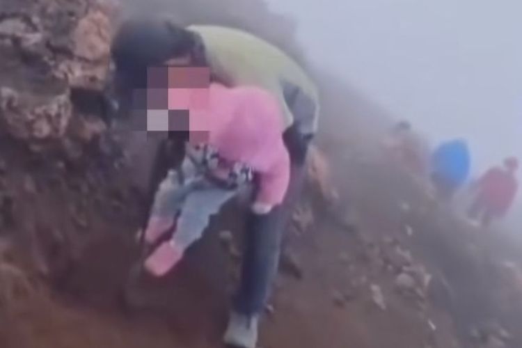 Video Balita Dibawa Mendaki Gunung Kerinci Viral, Petugas Pos Beri Penjelasan 