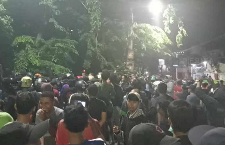 Video Pencuri Motor Sembunyi di Gorong gorong Viral Berakhir Diinterogasi Massa