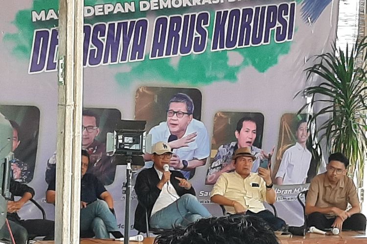 Video Viral Rocky Gerung dan Refly Harun Dilempar Botol Saat Diskusi Kebangsaan di Sleman 