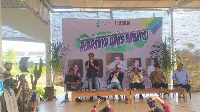 Video Viral Rocky Gerung dan Refly Harun Dilempar Botol Saat Diskusi Kebangsaan di Sleman