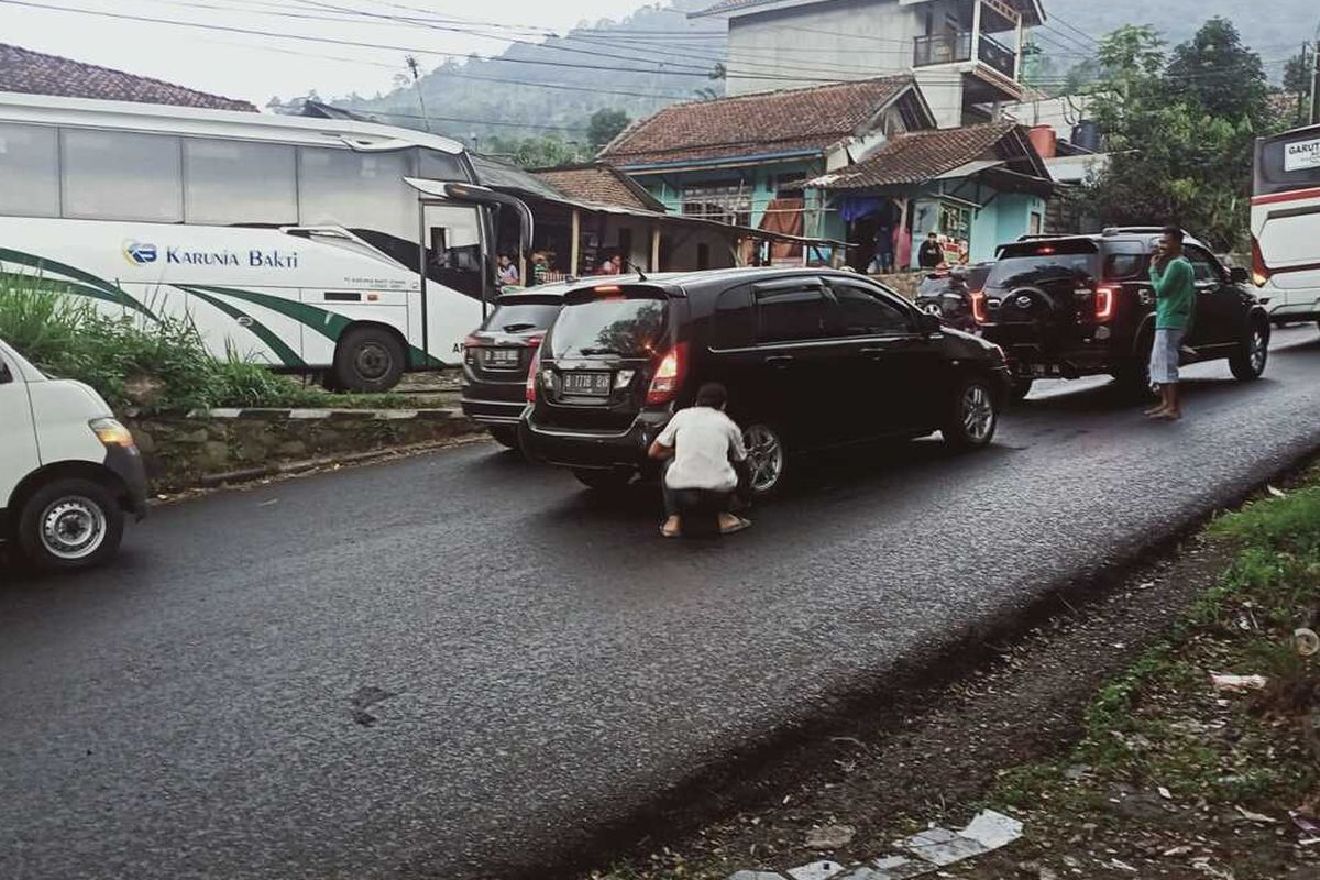 Video Viral Toyota Vellfire Nanjak Pakai Posisi Mundur 