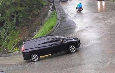 Video Viral Toyota Vellfire Nanjak Pakai Posisi Mundur 