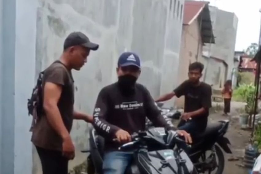 Viral, 2 Pria Tepergok Bawa Mayat Perempuan Masuk Perkampungan Warga Deliserdang