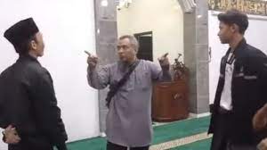 Viral, Bapak bapak Ngamuk Gegara Jemaah Masjid di Surabaya Main Rebana