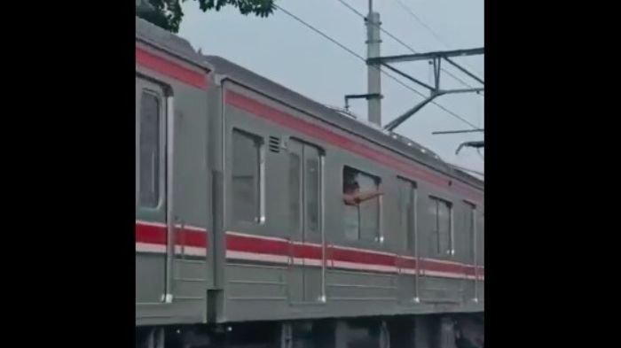 Viral, Video Bocah Buka Jendela KRL dan Lambaikan Tangan Ini Kata KCI 