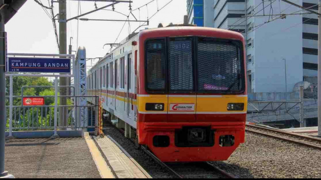 Viral, Video Bocah Buka Jendela KRL dan Lambaikan Tangan Ini Kata KCI 