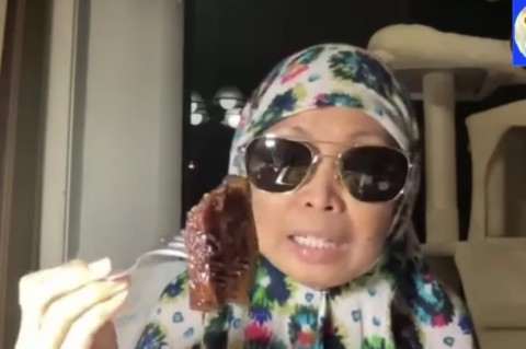 Viral, Wanita Berkerudung Buat Tutorial Makan Daging Babi Supaya Halal