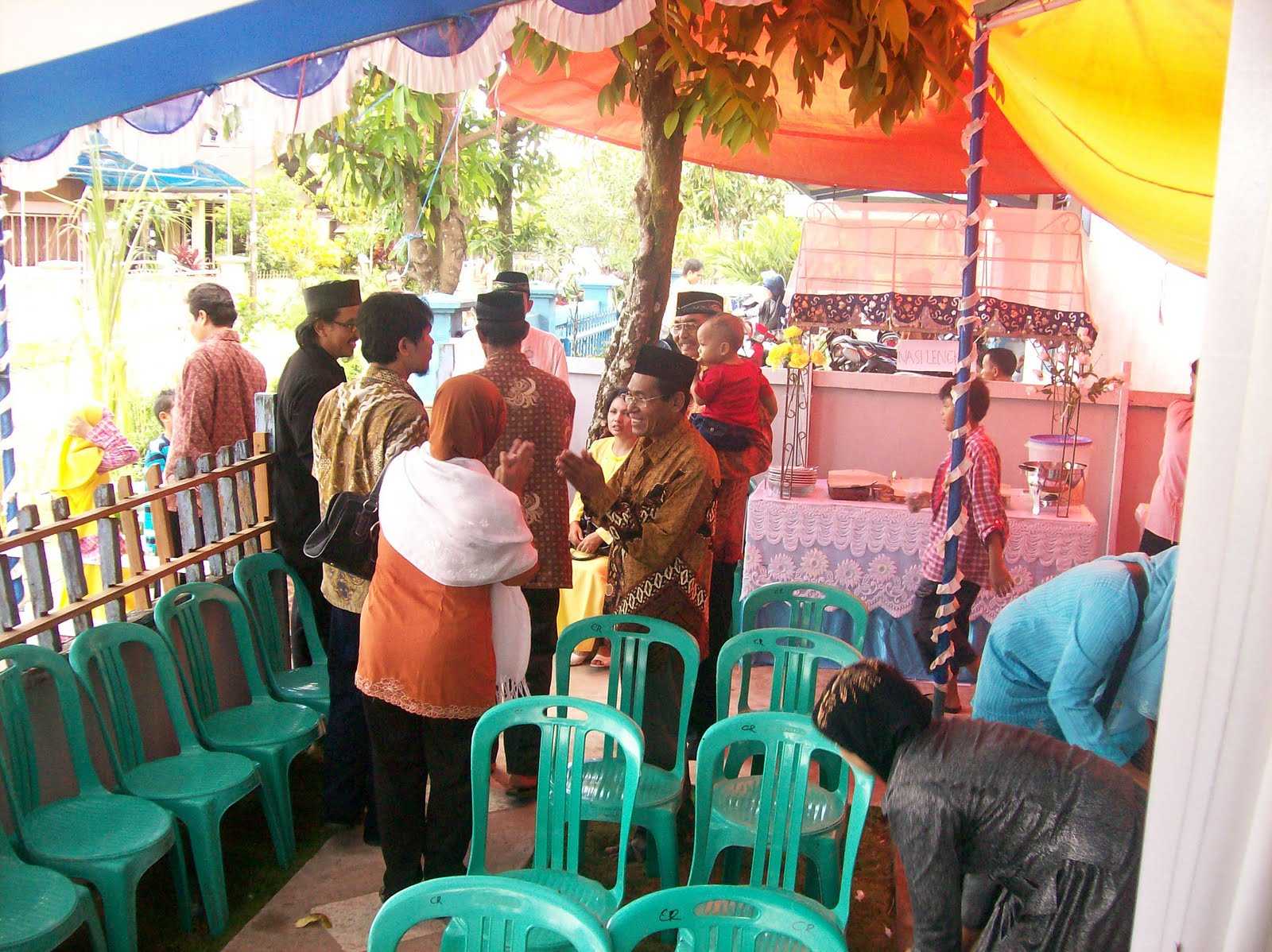 Viral 2 Bule Senyum Senyum Kebingungan Lagi Jalan Jalan Diajak Makan di Kondangan 