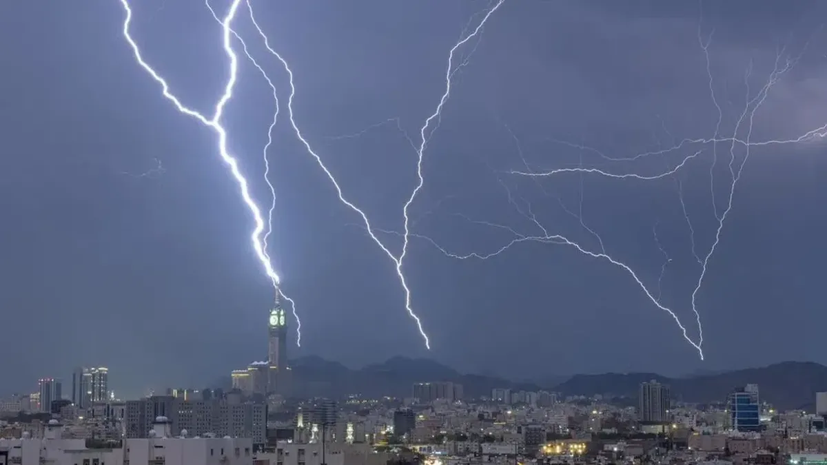 Viral 2 Muslimah Cantik Rekam Petir Besar Sambar Makkah Clock Royal Tower