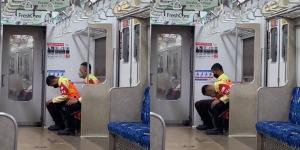 Viral 2 Petugas Khusyuk Sholat di Bangku KRL Taat Menjalankan Kewajiban sebagai Muslim