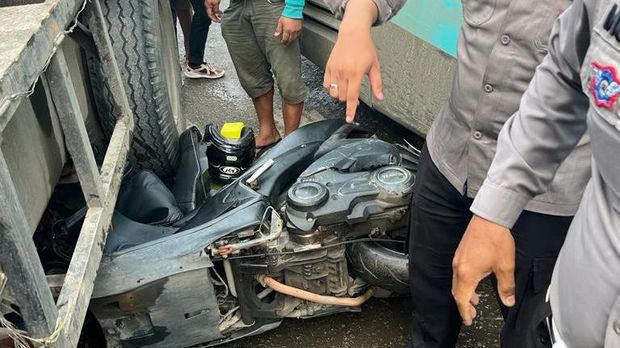 Viral 2 Polisi di Kalbar Ganjal Bus Gagal Nanjak Pakai Motor Pribadi