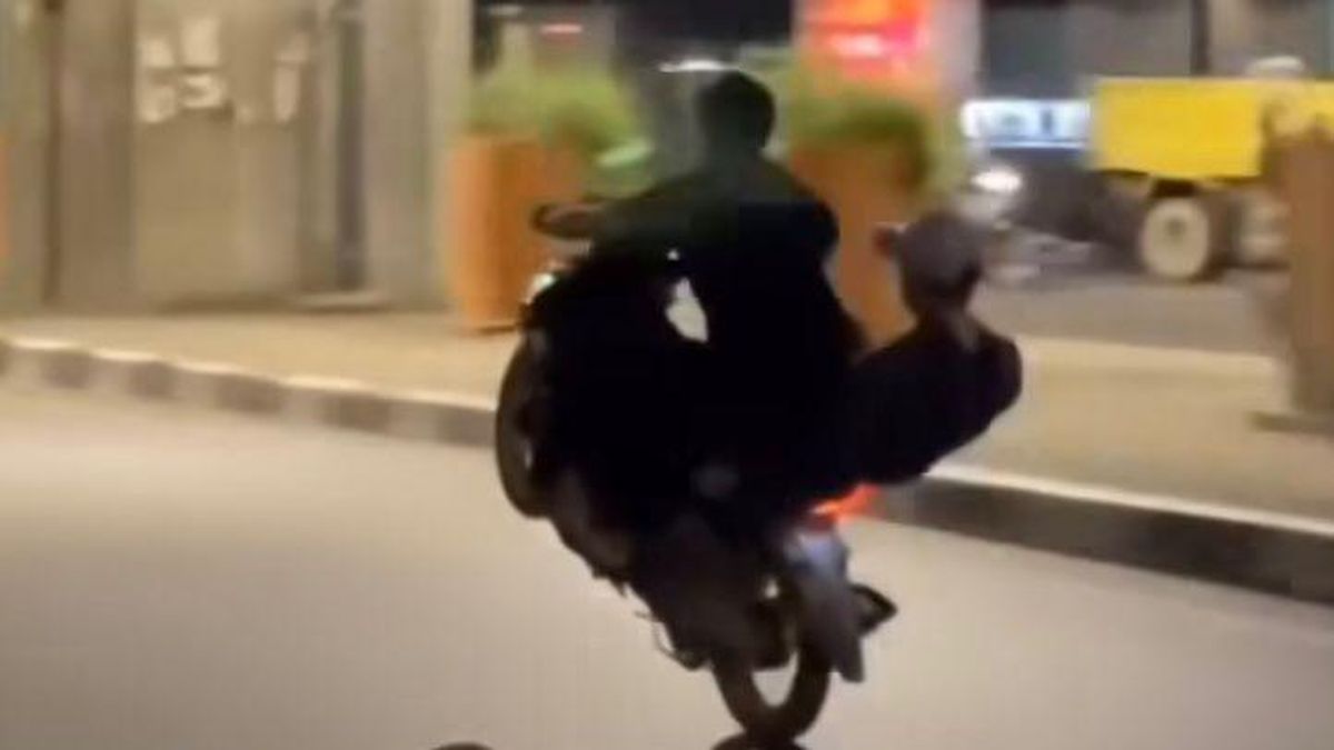 Viral 2 Pria Boncengan Motor di Makassar Freestyle Sambil Berpose Depan Kamera 