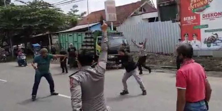 Viral 2 Pria Duel di Jalan Rama Klungkung gegara Saling Pandang