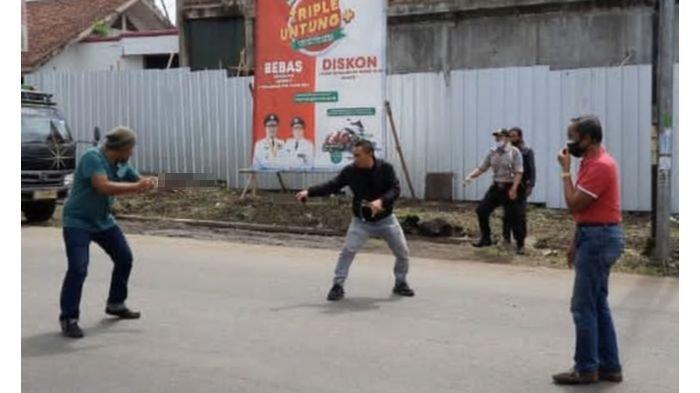 Viral 2 Pria Duel di Jalan Rama Klungkung gegara Saling Pandang