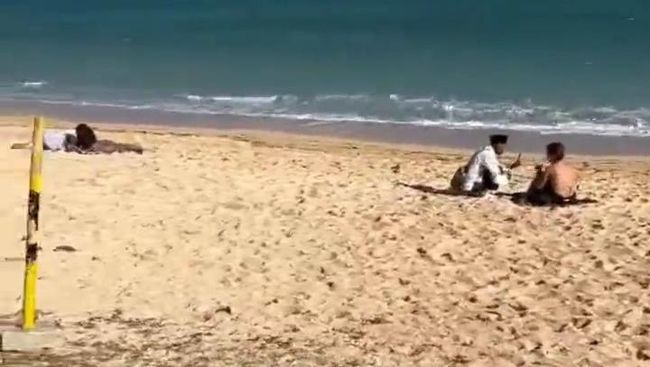 Viral 3 Kakek Berpeci Rekam Payudara Bule yang Berjemur di Pantai