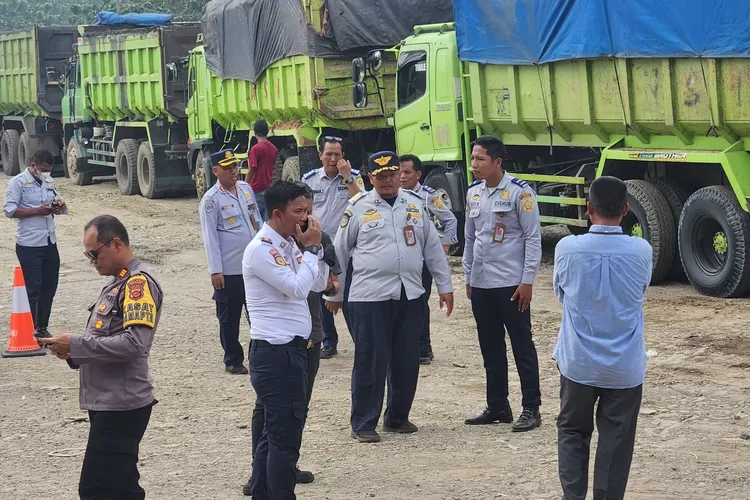 Viral Adanya Pungli di Kantong Parkir Truk Tambang Parung Panjang Bogor