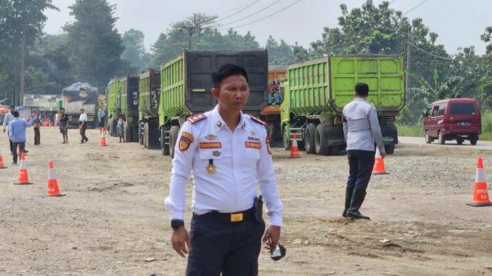 Viral Adanya Pungli di Kantong Parkir Truk Tambang Parung Panjang Bogor