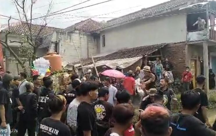 Viral Aksi Baku Hantam di Pawai Kelulusan Madrasah Diniyah, Warga Nyaris Terlindas Motor