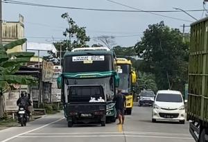 Viral Aksi Berani Pengemudi Pikap Hadang Bus Lawan Arus