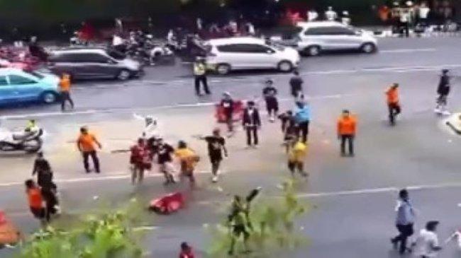 Viral Aksi Oknum Suporter Persija Jakarta Timpuk Pemain Persib Bandung saat Masuk Lorong