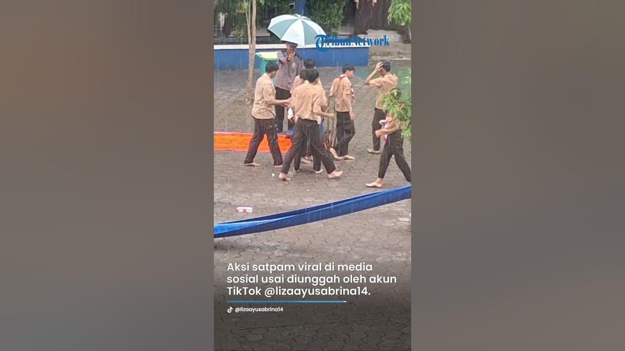 Viral Aksi Pak Satpam Rela Basah Kuyup Demi Payungi Guru yang Sedang Salat di Lapangan Sekolah Biar Tak Kebasahan