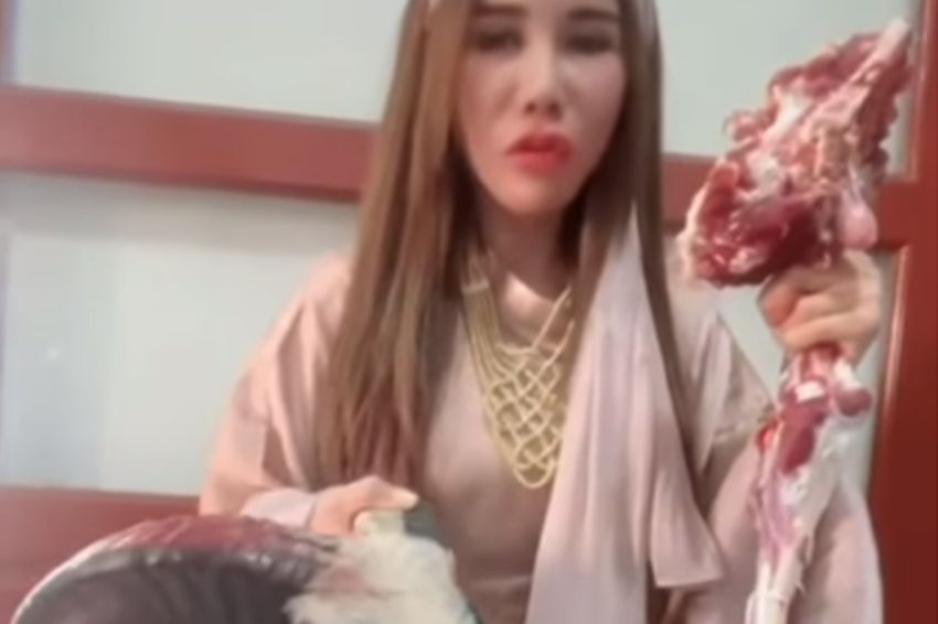 Viral Aksi Perempuan Makan Daging Kambing Mentah, Banjir Kecaman -