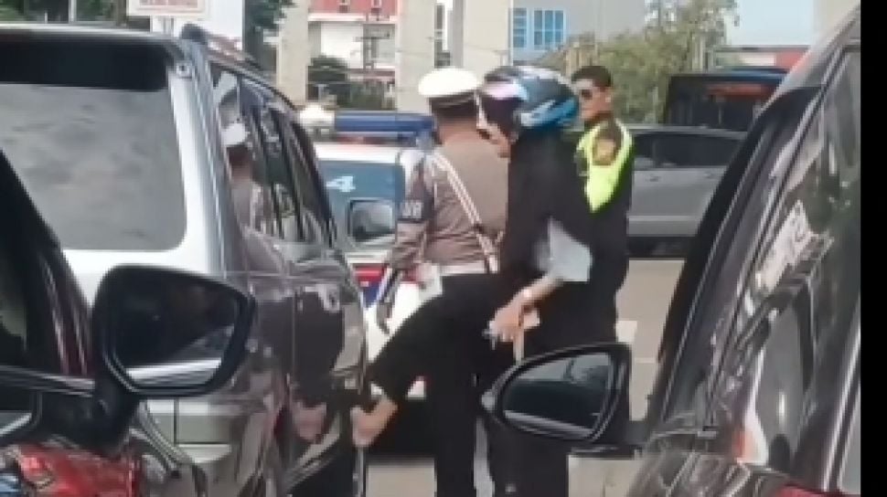 Viral Aksi Polantas Mendadak Stop Motor Pengawal Ambulans, Begini Respons Ditlantas