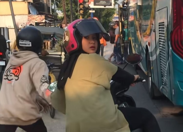 Viral Aksi Pria Tinggalkan Pacarnya di Motor Demi Lerai Perkelahian di Jalan Si Cewek Sampai Panik