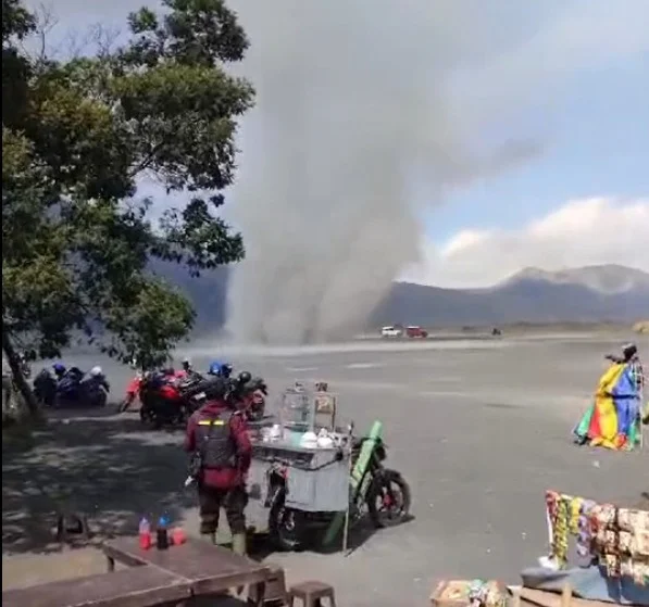 Viral Angin Tornado Muncul di Lautan Pasir Wisata Gunung Bromo, Wisatawan Harap Waspada