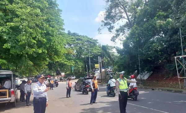 Viral Angkot Keluarkan Asap Pekat di Jalan Margonda Depok 