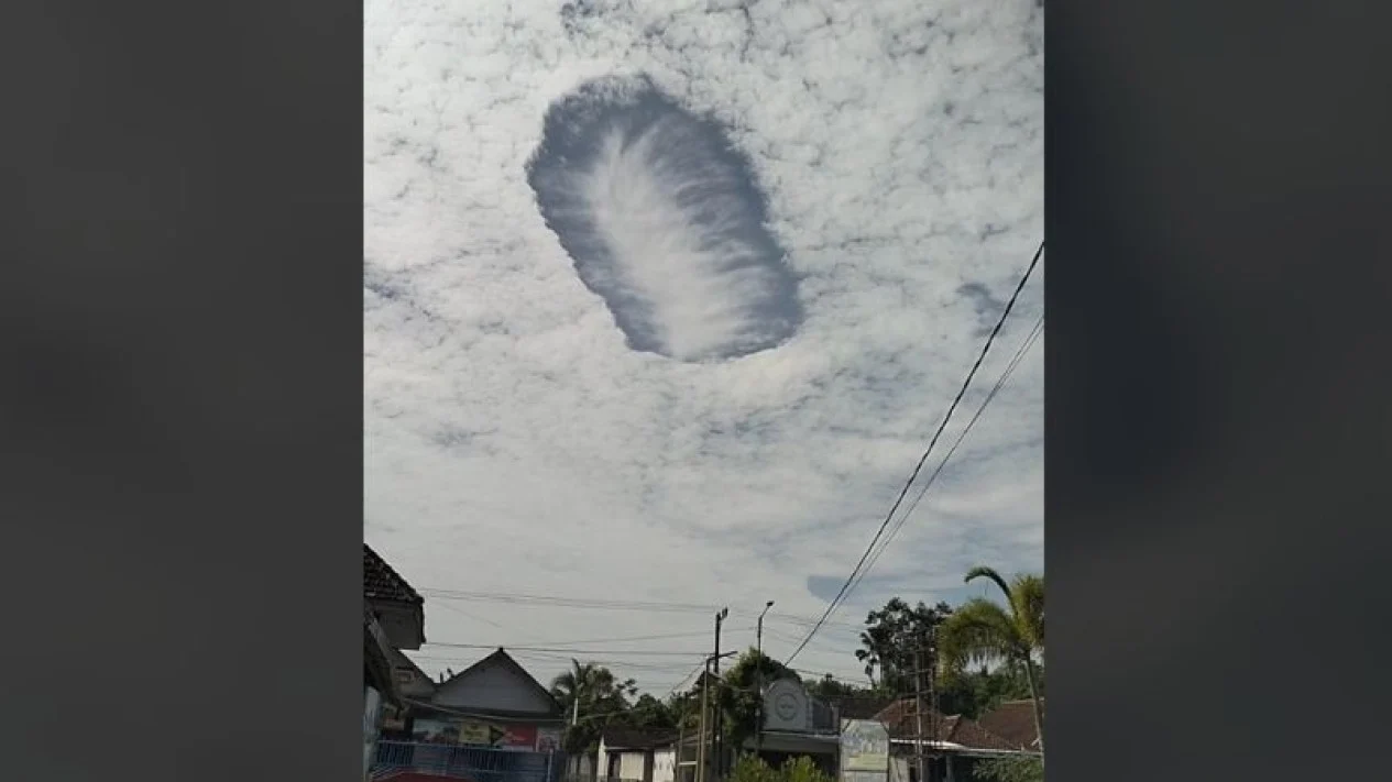 Viral Awan Berbentuk Aneh Terekam Video Tiktoker di Jawa Timur 