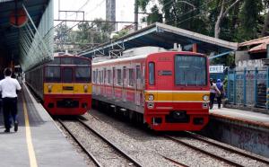 Viral Bajaj Terobos Palang Pintu, KRL Terpaksa Berhenti Hindari Tabrakan