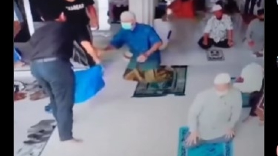 Viral Bapak Bapak Ikut Rebutan Nasi Gratis Padahal Lagi Sholat, Warganet: Imannya Setipis Tisu