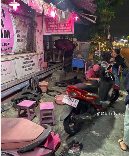 Viral Bengkel Serba Pink Tawarkan Pengalaman Tambal Ban Unik