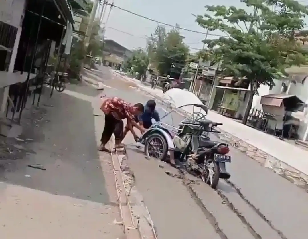 Viral Bentor Terobos Jalan Cor yang Masih Basah di Dukuh Mojo Jombang