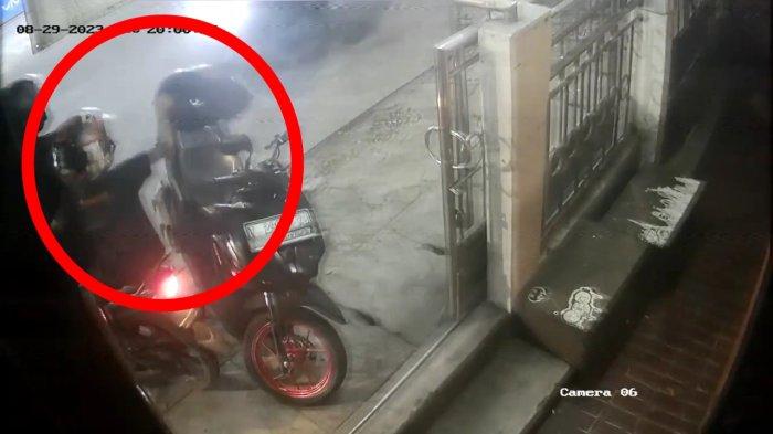 Viral Bocil Terekam CCTV Curi Helm Mahal Milik Karyawan di Koja