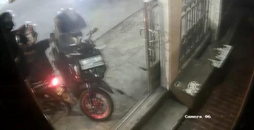 Viral Bocil Terekam CCTV Curi Helm Mahal Milik Karyawan di Koja