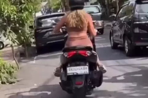 Viral Bule Berambut Pirang Ini Lakukan Twerking di Atas Motor, Netizen: Jijik 