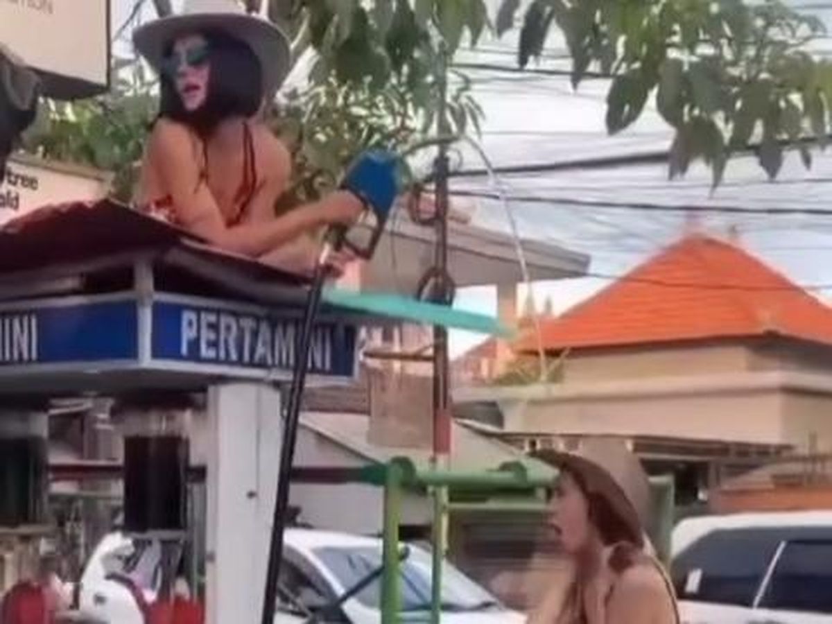 Viral Bule Seksi Mandi Bensin di Bali, Polisi Turun Tangan