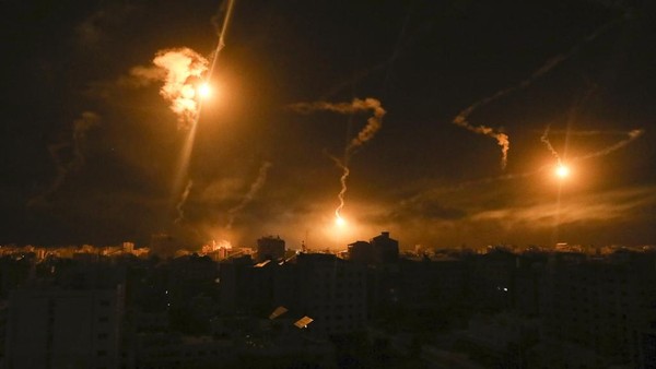 Viral Cahaya Diduga Malaikat di Langit Gaza Halau Rudal Israel