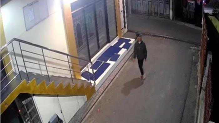 Viral Cctv Pencurian Alat Murottal Masjid Nurul Hassan di Cimahi, Pelaku Pakai Jaket dan Topi