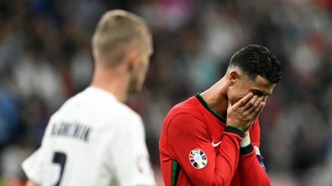 Viral Cristiano Ronaldo Abaikan Joao Felix Usai Adu Penalti