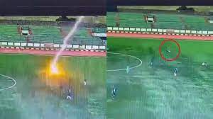 Viral Detik detik Pemain Sepak Bola Tewas Tersambar Petir di Stadion Siliwangi, Kena Kaki Korban