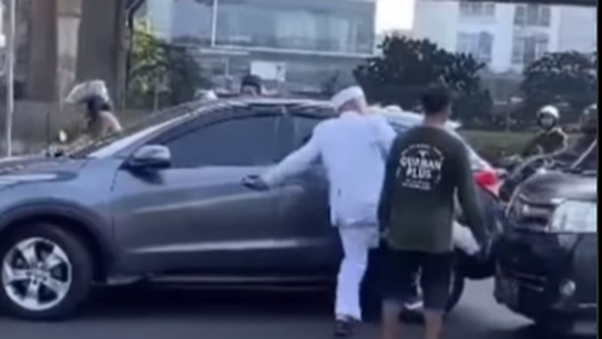 Viral Detik detik Pengantin Pria Ngamuk Tendang Mobil di Tengah Jalan, Ini Dugaan Penyebabnya