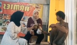 Viral Dua Gadis Ajak Nongkrong Pria ODGJ Sambil Ngopi dan Makan Tanpa Rasa Jijik