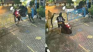 Viral Dua Pencuri Terekam Kamera CCTV, Angkat Motor Lewati Portal.