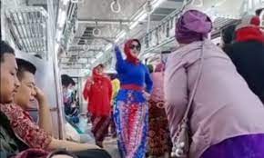 Viral Emak Emak Catwalk di Gerbong KRL, Netizen: Kayaknya Pada Pegang Duit Nieh, Boleh Pinjam Seratus