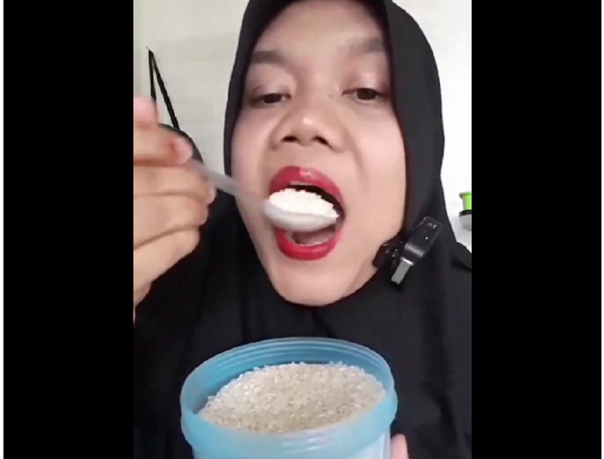 Viral Emak Emak Makan Beras Mentah Hingga Setoples, Netizen: Gini Amat Biar Viral 